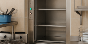 Elevador de carga pequeño en cocina de restaurante