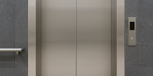 Elevador comercial moderno cumpliendo normativas vigentes