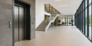 Interior moderno de oficinas con un elevador corporativo y espacios de circulación amplios y accesibles