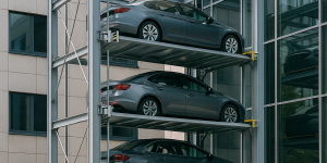 elevadores de estacionamiento automatizado en una estructura vertical con autos en diferentes niveles