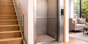 Elevador residencial para casa unifamiliar de varios niveles instalado en vivienda moderna con diseño funcional