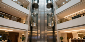Elevadores en México para movilidad vertical en edificio moderno de varios niveles