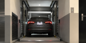 Elevadores para autos en México para accesos estrechos con plataforma compacta y entrada alineada.