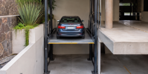 Mejor elevador para autos en desniveles en México con plataforma guiada entre dos niveles de estacionamiento.