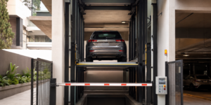 Instalación de elevadores para autos en edificios de México con plataforma, acceso controlado y estructura integrada.