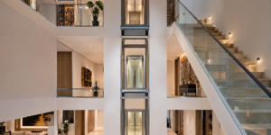 Elevadores residenciales para viviendas de varios niveles con cabina compacta y accesos alineados entre plantas.