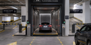 Elevadores comerciales para edificios con varios accesos, plataforma guiada y entradas vehiculares coordinadas.