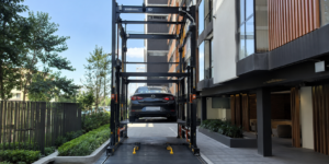 Estacionamiento vertical junto a edificios en México con estructura independiente, acceso alineado y obra controlada.