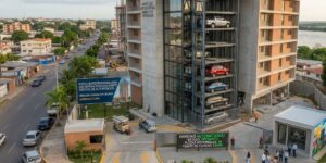 Criterios sobre qué sistema de estacionamiento vertical elegir para alta rotación en México.